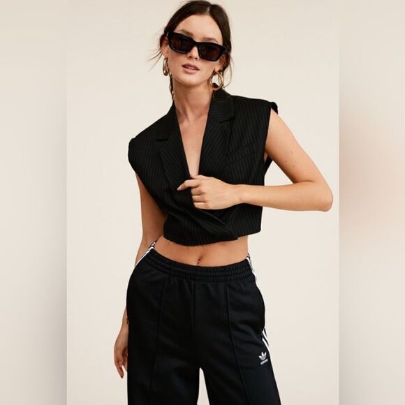 047. CROPPED SLEEVELESS BLAZER VEST- BLACK - Picture 1 of 5
